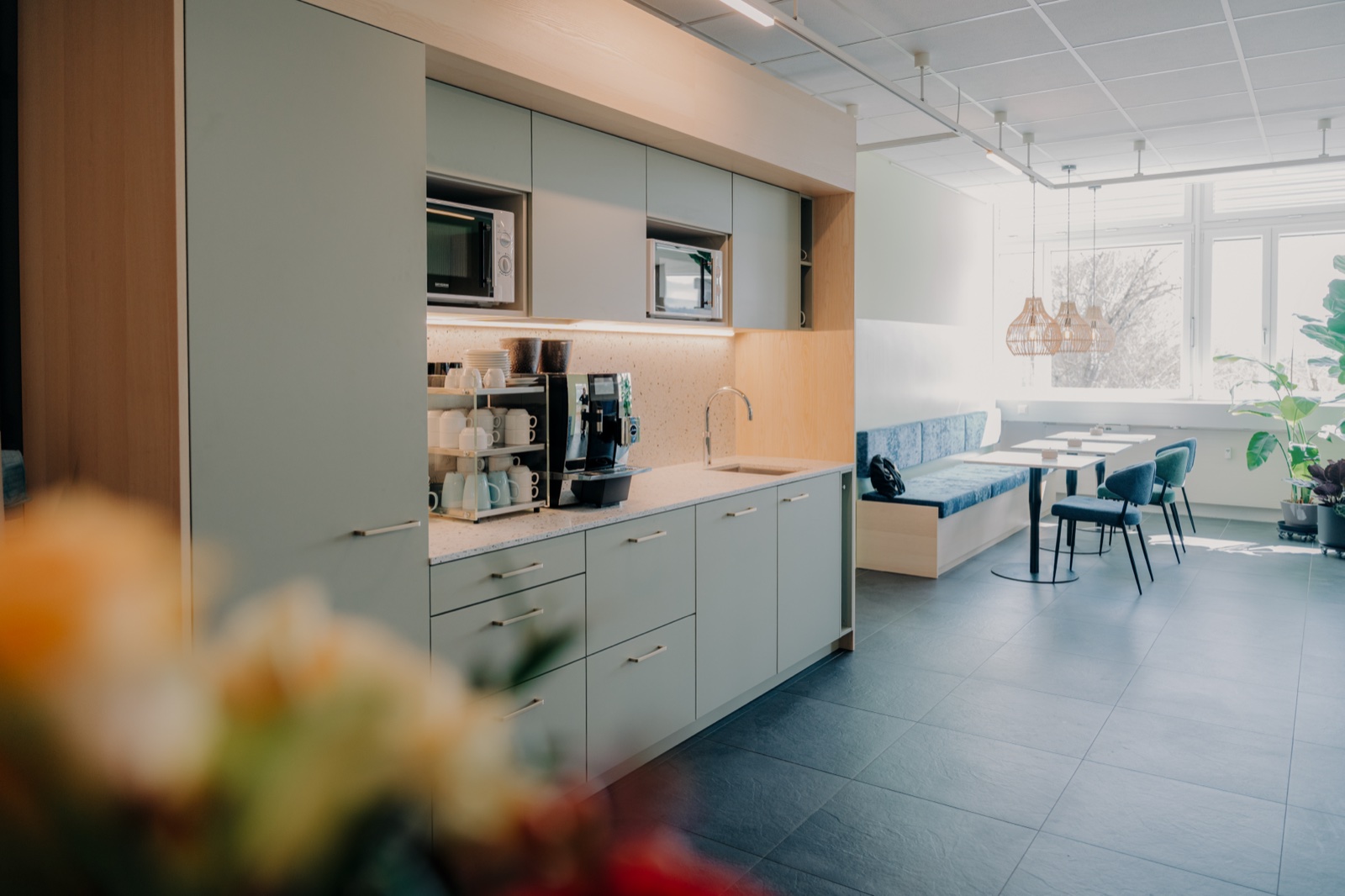 Workspace Dorfmatte nachher: Kaffeeküche mit Sitzbank und Begegnungszone